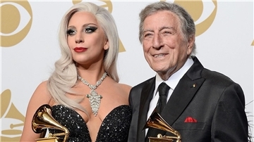 Lady Gaga und Tony Bennett (r) bei der Grammy-Verleihung 2015.