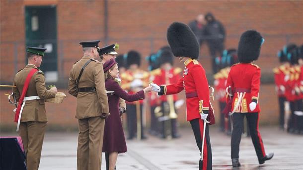 St. Patrick’s Day - Vertretung für Kate bei Irish Guards Lady Ghika vertritt Prinzessin Kate bei der Übergabe von Kleeblättern an die Offiziere beim St. Patrick’s Day.