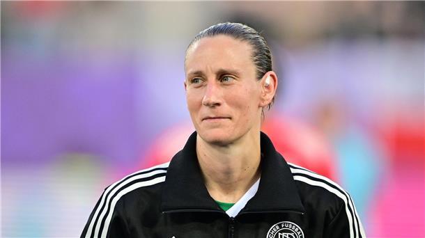 Torfrau Berger: Für den Opa bis ins EM-Finale Lächeln bei der Hymne: Ann-Katrin Berger denkt dabei an ihren Opa