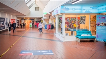 Läden in der ehemaligen Karstadt-Passage erhalten Verlängerung durch Seestadtimmobilien bis Sommer 2023. I