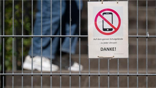 Studie: Mehrheit fordert strengere Handy-Regeln an Schulen Längst gibt es Schulen mit Handyverbot. Allerdings ist die Situation in den einzelnen Bundesländern unterschiedlich. (Symbolbild)