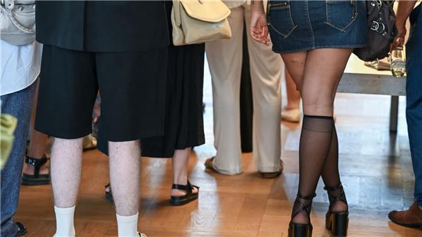 Comeback der weißen Socken Längst kein Problem mehr. Weiße Socken - hochgezogen - sind kein modisches No-Go mehr.