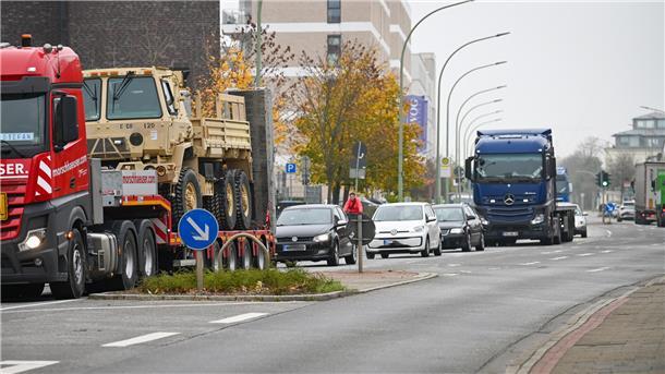 Trotz Hafentunnel: Warum Lkws weiter durch die Barkhausenstraße fahren Trotz neuer Zufahrt durch den Hafentunnel rumpeln Lkws weiter durch die Stadt. Bremerhavens Bürger drängen auf Entlastung. Doch kommt Bewegung in die Sache?