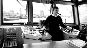 Lässig und mit Pfeife im Mund: Schiffsführer Reinhard Schnake auf der Brücke seines Schleppers.