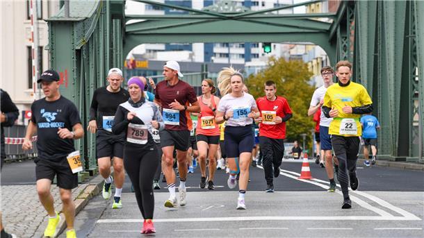 Cellist aus Basel gelingt Meisterstück und gewinnt Bremerhaven-Marathon Läufer unter sich auf der Geestebrücke.