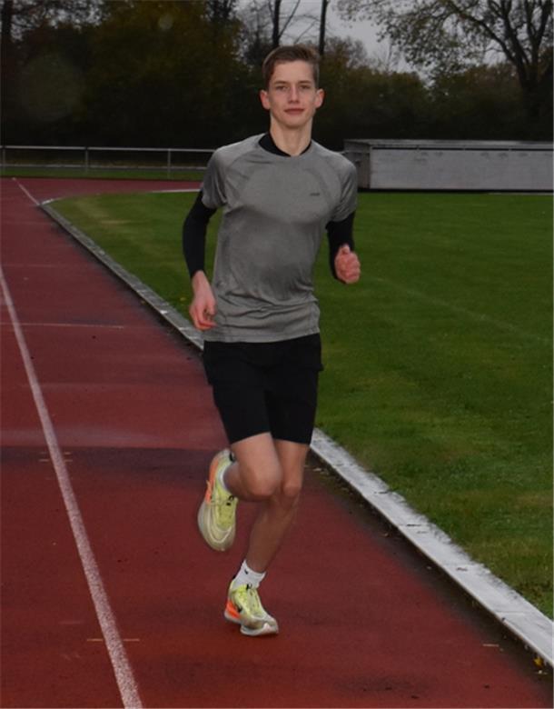 Leichtathlet Ian Kohls vom TSV Neuenwalde läuft auf der Tartanbahn.