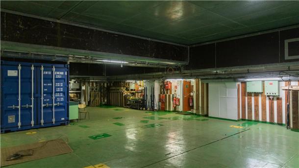 Lagerraum an Bord der „Polarstern“ – Stauraum für Container und Ausrüstung.
