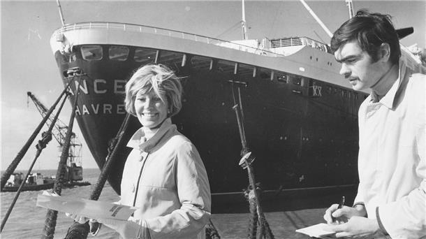 Lale Anderson vor einem Schiff mit Reporter.