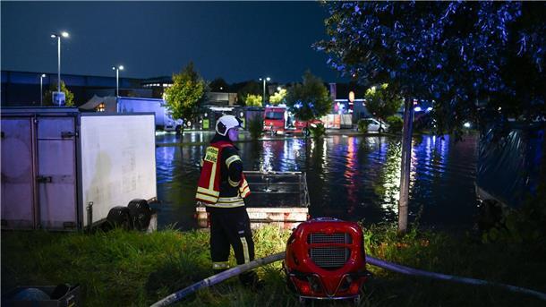 Unwetter tobt über Ostfriesland - Pflegeheim in Aurich muss geräumt werden Land unter in Ostfriesland: Vor allem die Stadt Aurich war von heftigen Unwettern betroffen.