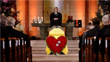 Landesbischöfin Heike Springhart leitet den Gottesdienst bei der Trauerfeier für Wolfgang Schäuble in der evangelischen Stadtkirche von Offenburg.