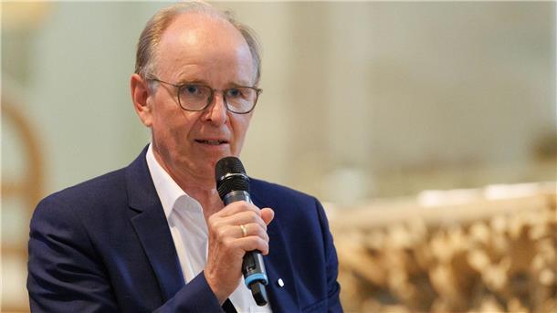 Landesbischof verteidigt Militärhilfe für die Ukraine Landesbischof Ralf Meister spricht bei der Podiumsdiskussion zum Thema „Die Politik, die Kirchen und der Krieg“ beim ökumenischen Kirchentag.