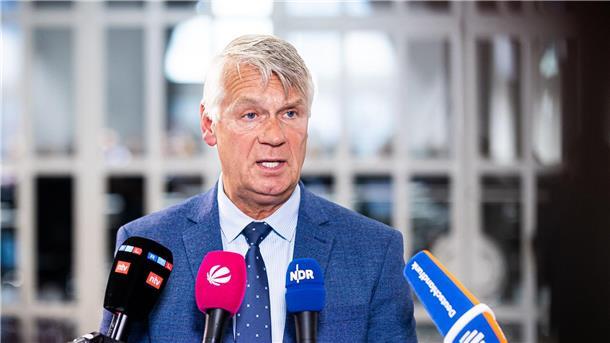 Landespolizeipräsident Brockmann schilderte im Landtag bislang unbekannte Details zum Verhalten des Friedland-Verdächtigen. (Archivbild)