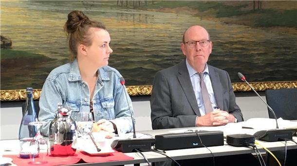 Evelyn Irrsack von der Geschäftsstelle der Wahlleiter und Landeswahlleiter Andreas Cors 
