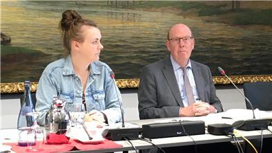 Evelyn Irrsack von der Geschäftsstelle der Wahlleiter und Landeswahlleiter Andreas Cors 