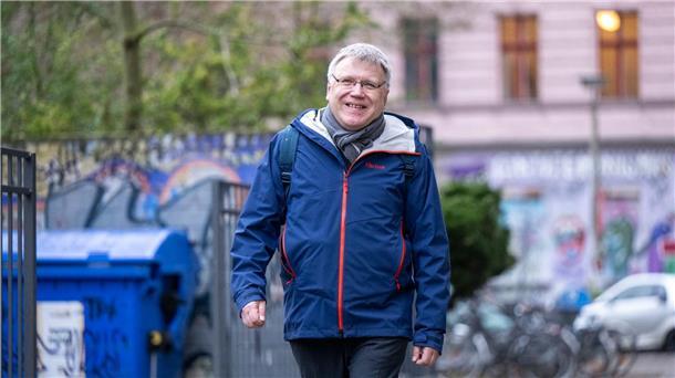 Landeswahlleiter Stephan Bröchler kommt zur Stimmabgabe in ein Wahllokal im Berliner Bezirk Pankow.