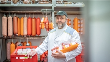 Landfleischer Jürgen Bitzer aus Loxstedt in seinem Wurstlager. Weil sie völlig anders arbeiten als die Industrie, ist für Landschlachter Separatorenfleisch kein Thema.