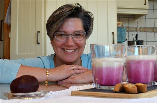 Landfrau Agnes Dahl aus Misselwarden zaubert leckere Kreationen aus Roter Bete. Ganz besonders bunt wird es mit einem Rote-Bete-Latte.