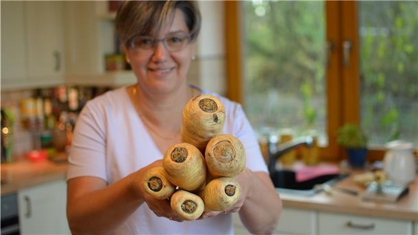 Landfrau Agnes Dahl kocht und backt im November mit Pastinaken.