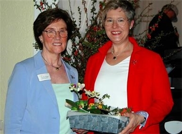 Landfrauen-Kreisvorsitzende Marlene Geestmann (links) mit der Präsidentin des Niedersächsischen Landfrauenverbandes Elisabeth Brunkhorst.
