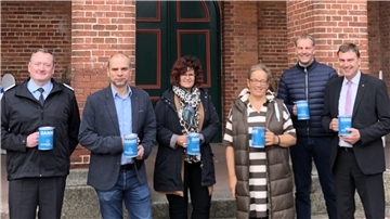 Landrat Kai-Uwe Bielefeld (rechts) und Bürgermeister Guido Diekmann (2. v. rechts) sind vorbereitet. Gemeinsam mit den Ehrenamtlichen wird auf dem Wochenmarkt in Beverstedt für den guten Zweck gesammelt.