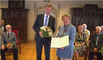 Verleihung des Bundesverdienstkreuzes in der Burg zu Hagen: Jutta Siegmeyer nimmt die Glückwünsche von Landrat Kai-Uwe Bielefeld entgegen. 