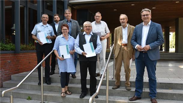 Landrat Marco Prietz (rechts) und Volksbund-Geschäftsführer Michael Meyer (zweiter von links) mit den Geehrten: von links Torsten Schöber, Corinna Viebrock, Hartmut Lienhop, Heinrich Hollmann, Johannes Klindtworth und Claus-Dieter Wagenlöhner.