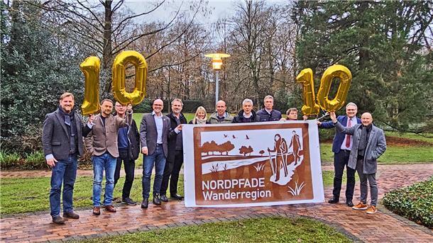 Landrat Marco Prietz, TouROW-Geschäftsführer Udo Fischer und Bürgermeister von Kommunen im Kreisgebiet feiern den 10. Nordpfade-Geburtstag