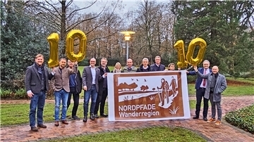 Landrat Marco Prietz, TouROW-Geschäftsführer Udo Fischer und Bürgermeister von Kommunen im Kreisgebiet feiern den 10. Nordpfade-Geburtstag