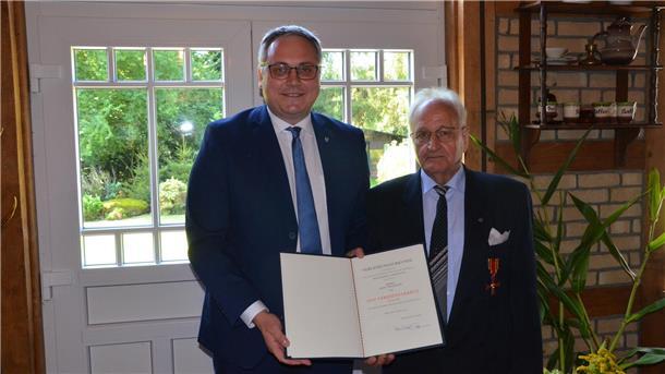 Landrat Marco Prietz überreichte Adolf Wilshusen die Urkunde.