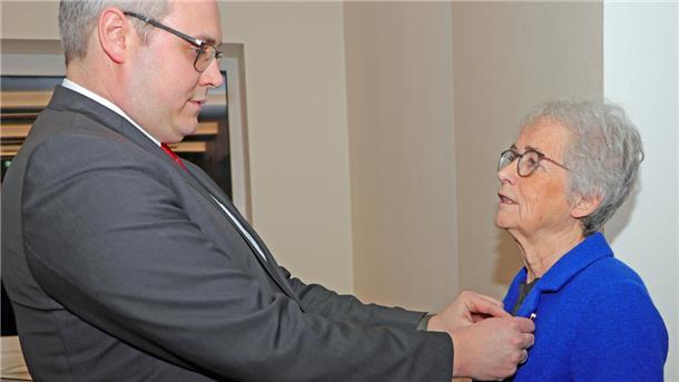 Landrat Marco Prietz verlieh im Namen von Bundespräsident Frank-Walter Steinmeier das Verdienstkreuz am Bande an Hannelie Aßmann 