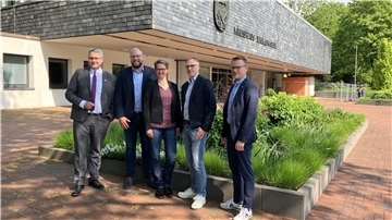 Landrat Marco Prietz (von links), Patrick Monsees, Gesa Weiss, York Schmelter und Amtsleiter Gerd Hachmöller wollen die Wirtschaft im Landkreis Rotenburg/Wümme nach vorne bringen.