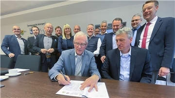 Landrat Prietz und die Bürgermeister der 13 Kommunen unterzeichneten eine Kooperationsvereinbarung für das Projekt „FahrRad“. Gastgeber Gerhard Kahrs, Bürgermeister der Samtgemeinde Selsingen (vorn links), und Mit-Koordinator Stephan Meyer, Bürgermeister der Samtgemeinde Geestequelle (vorn links), unterschrieben als Erste.