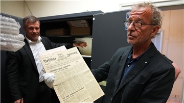 Landrat Ralf Reinhardt (l) und Leiter Peter Böthig mit der „Vossischen Zeitung“ vom 20.10.1929 mit einem Artikel von Kurt Tucholsky.