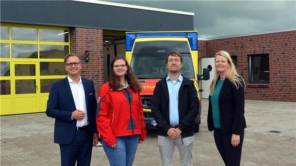 Landrat Stephan Siefken, Kristina Schünemann (Johanniter), Valentin Wendt (Rettungsdienst) und Kreisrätin Maren Würger (von links) bei der Inbetriebnahme der neuen Rettungswache.