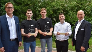 Landrat Stephan Siefken (links) und Lutz Stührenberg (Geschäftsführer Wirtschaftsförderung ) mit den Preisträgern (von links): Timo Martens, Phil Schaffarzyk und Justin Ritter.
