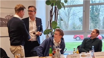 Landrat Stephan Siefken (r.) gratulierte 2024 allen Preisträgern zu ihren Wettbewerbsideen. V.l.n.r.: Christian Eichinger, Tim Brödje und Christoph Geil.