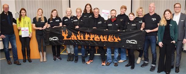 Landrat Stephan Siefken (rechts) und Landkreis-Gesundheitskoordinatorin Marie-Theres Schneider (2. von rechts) gratulierten den drei bestplatzierten Wesermarsch-Teams zur erfolgreichen Teilnahme an der Aktion „Stadt,
Land, zu Fuß“.