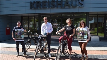 Landrat Stephan Siefken ruft mit dem Team vom Klimaschutzmanagement zur Teilnahme am Stadtradeln 2024 auf. Zu diesem Team gehören Matti Hanisch (l.), Larissa Jaeger und Valerie-Manon Eppert.