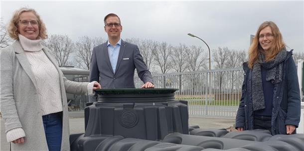 Landrat Stephan Siefken sowie Elke Schulze-Berger (links) und Judith Bremer aus dem Fachdienst Umwelt befürworten die Installation von Regenwasserzisternen. Für geplante und noch nicht umgesetzte Maßnahmen können in der Wesermarsch Fördergelder beantragt werden.