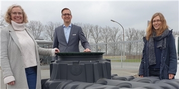Landrat Stephan Siefken sowie Elke Schulze-Berger (links) und Judith Bremer aus dem Fachdienst Umwelt befürworten die Installation von Regenwasserzisternen. Für geplante und noch nicht umgesetzte Maßnahmen können in der Wesermarsch Fördergelder beantragt werden.