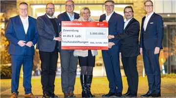 Landrat Tobias Gerdesmeyer, Landrat Johann Wimberg, LzO-Vorstandsvorsitzender Michael Thanheiser, Landrätin Karin Harms, Oberbürgermeister Jürgen Krogmann, Landrat Sven Ambrosy und Landrat Stephan Siefken (von links) mit dem symbolischen Zuwendungsscheck. Auf dem Bild fehlen: Oberbürgermeisterin Petra Gerlach sowie Landrat Dr. Christian Pundt.