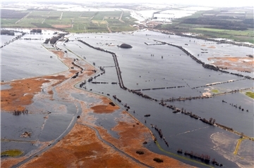 Land unter Wasser.