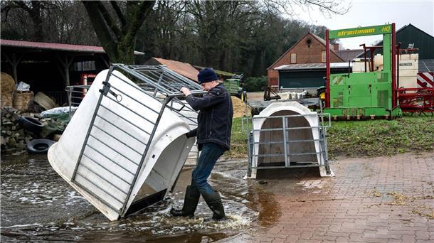 Landwirt: Enormer Zusammenhalt bei Kampf gegen Hochwasser Landwirt Carsten Schnakenberg zieht Kälberställe aus dem Wasser auf seinem Hof.