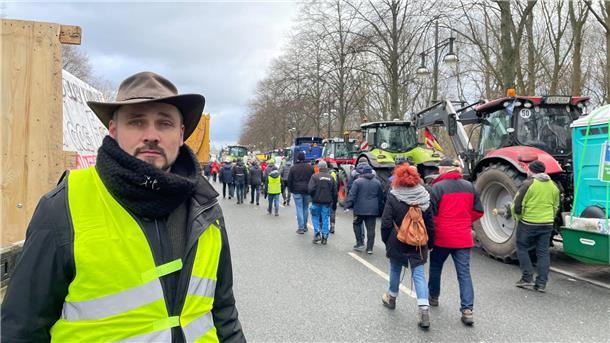 Landwirt Helge Tienken ist auch in Berlin. Er hatte bereits in der vergangenen Woche in Bremen demonstriert.