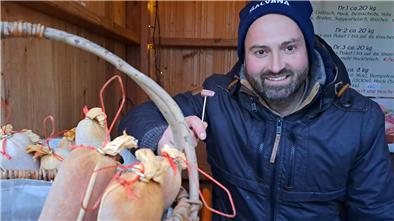Landwirt Philipp Lange aus Albstedt verkauft in seinem Hofladen neben Bockwürsten auch Mettwurst aus Rind- und Schweinefleisch. 