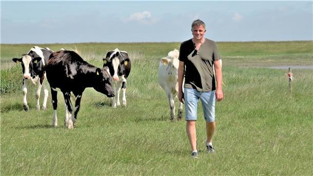 Landwirt Ralf Töllner bewirtschaftet im Langwarder Groden rund 30 Hektar Land. Er hat eine Idee, wie der Groden dabei helfen könnte, den Fedderwardersieler Hafen dauerhaft von Schlick zu befreien.