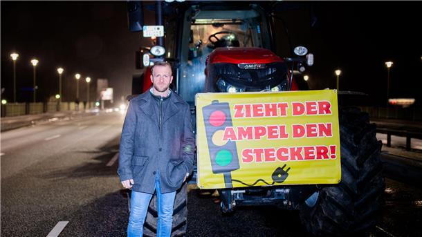 Bauernproteste: Mehr als 2000 demonstrieren in Aurich - Scholz: „Galgen sind keine Arguemente“ Landwirt Sven von Glahn führte mit seinem Traktor den Demo-Zug an der Eisarena an.