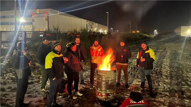 Bauernproteste: Mehr als 2000 demonstrieren in Aurich - Scholz: „Galgen sind keine Arguemente“ Landwirte aus dem Raum Zeven blockieren Rewe-Zentrallager in Sottrum.