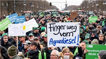 Landwirte aus ganz Deutschland demonstrieren kurz vor Weihnachten in Berlin gegen die von der Bundesregierung geplante Streichung der Steuerbefreiung beim Agrardiesel.