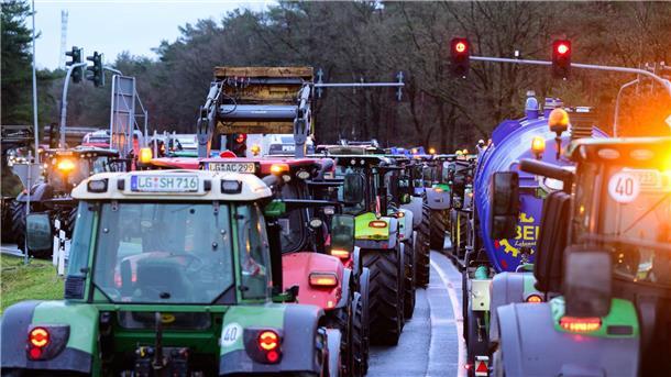Landwirte blockieren bei einer Protestaktion mit ihren Treckern unter anderem die Auffahrt zur Autobahn 7.